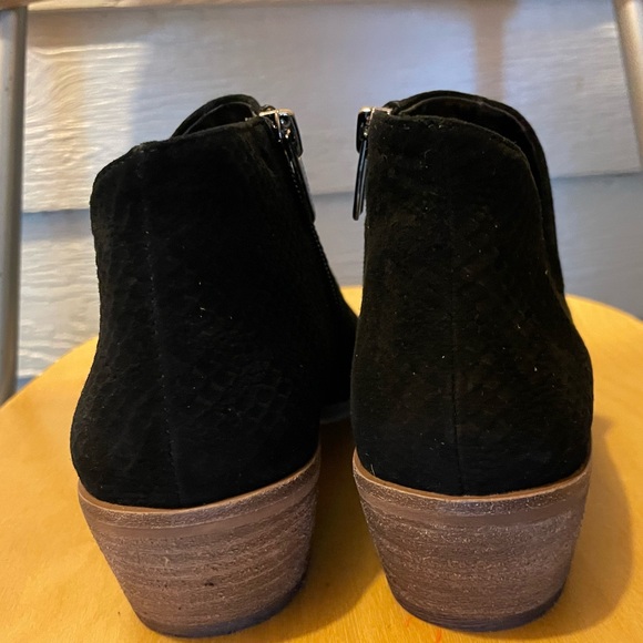 VINCE CAMUTO Blqck Perforated Suede Leather Zip Ankle Booties Sz 7M /37.5 NWOT - Picture 6 of 8